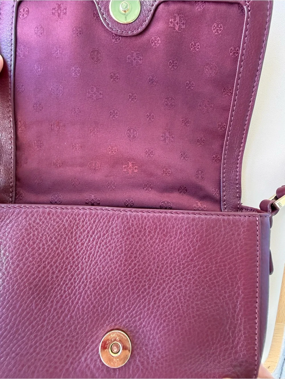 Tory Burch Burgundy Leather Crossbody Bag Adjustable Strap Gold Logo - Picture 4 of 6